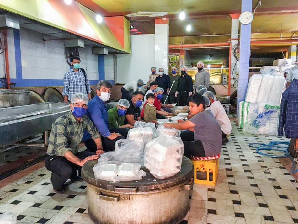 گروه مردمی «کهف الحسن» شهرک شهید رجایی هر روز غذای نذری می پزند