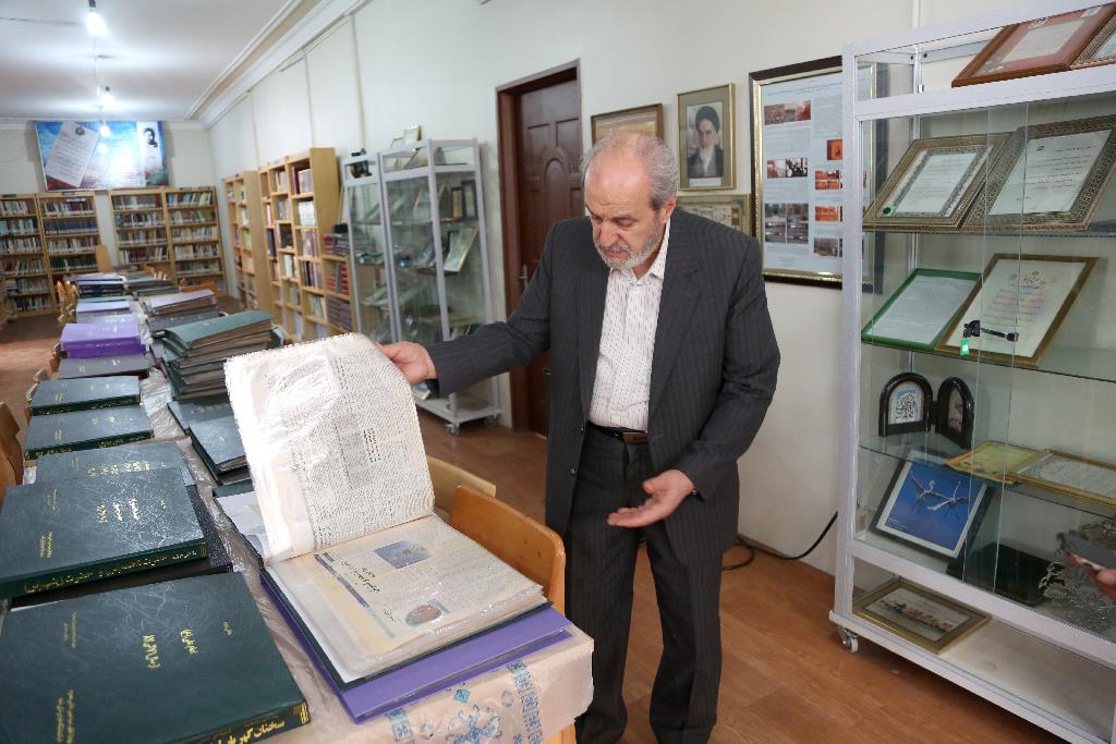 دکتر فتاحی نیم قرن روزنامه‌های مشهد را در کانون «میثاق شهدا» آرشیو کرده است 