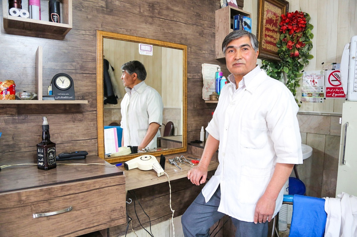 ۴۰ سال قیچی به دستی به روایت آرایشگری قدیمی محله