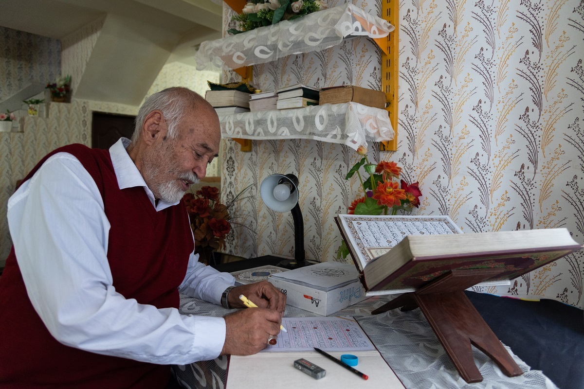 کتــابت قــرآن به قلم حسن کلاته رحمانی بــا مــداد سیــاه و گــلی