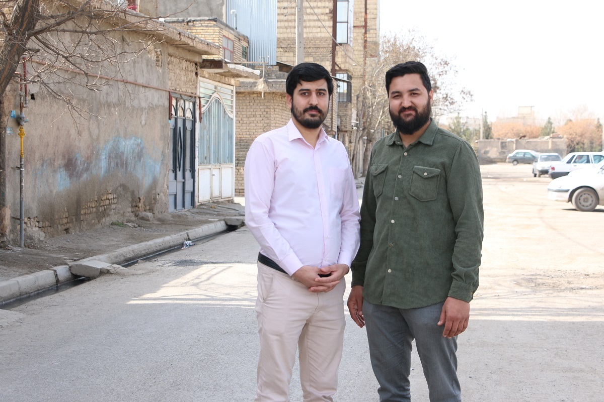 دو جوان شهرک خطیب دست نوجوانها را گرفتهاند تا با روحیه جهادی بزرگ شوند دو جوان شهرک خطیب دست نوجوانها را گرفتهاند تا با روحیه جهادی بزرگ شوند