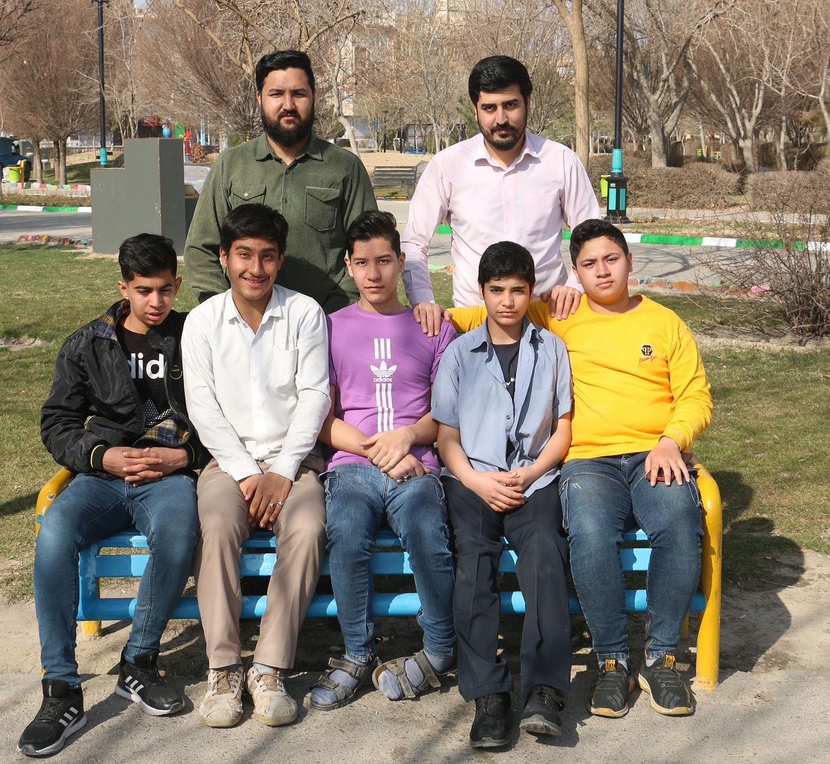 دو جوان شهرک خطیب دست نوجوانها را گرفتهاند تا با روحیه جهادی بزرگ شوند دو جوان شهرک خطیب دست نوجوانها را گرفتهاند تا با روحیه جهادی بزرگ شوند