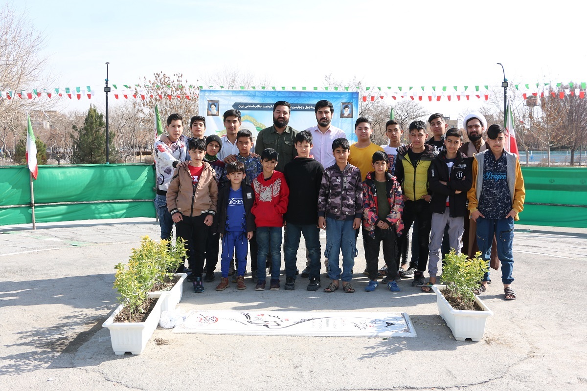 دو جوان شهرک خطیب دست نوجوانها را گرفتهاند تا با روحیه جهادی بزرگ شوند دو جوان شهرک خطیب دست نوجوانها را گرفتهاند تا با روحیه جهادی بزرگ شوند