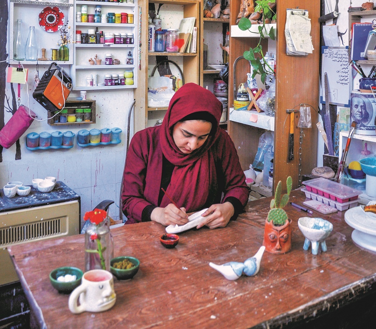 زهرا منفرد در کارگاه کوچک سفالگری زهرا منفرد در کارگاه کوچک سفالگری