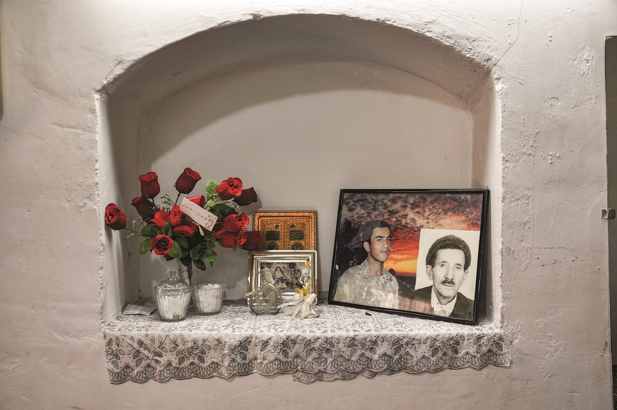 پدر و پسر بر روی طاقچه خاک گرفته