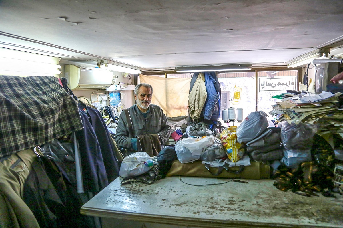 بازار پرتقاضای مانتو، رؤیای آینده محسن مرادی را به چرخخیاطی دوخت بازار پرتقاضای مانتو، رؤیای آینده محسن مرادی را به چرخخیاطی دوخت