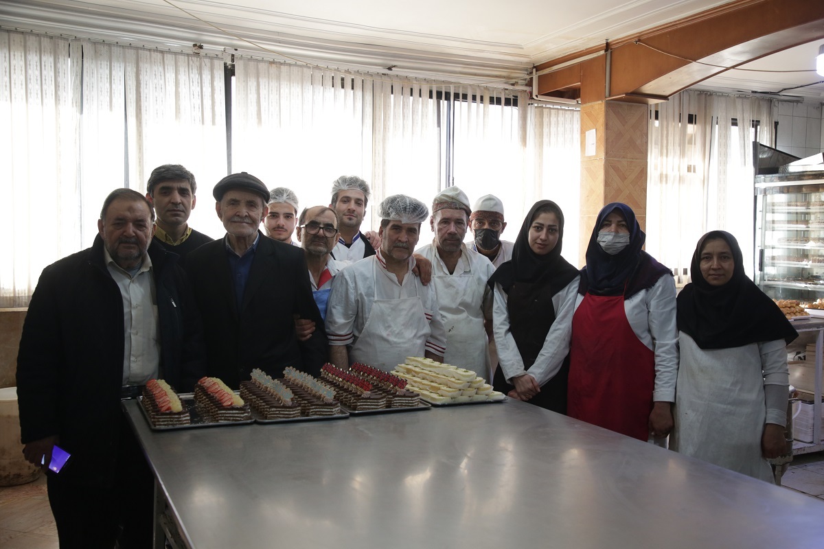 قدیمی‌ترین قناد زنده مشهد، همه افراد خانواده‌اش این حرفه را در پیش گرفته‌اند