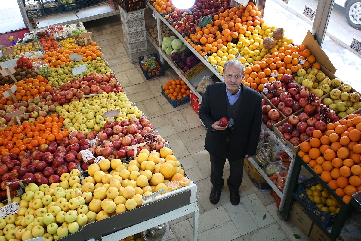 حسین مصدق ۴۳ سال است میوه شب عید اهالی خیابان رضای احمدآباد را تهیه میکند حسین مصدق ۴۳ سال است میوه شب عید اهالی خیابان رضای احمدآباد را تهیه میکند