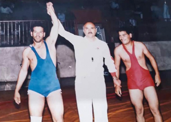 زندگی کشتی‌گیر محله طلاب مثل دیگر ورزشکاران این رشته، به عشق آموزش به نوجوان‌ها می‌گذرد