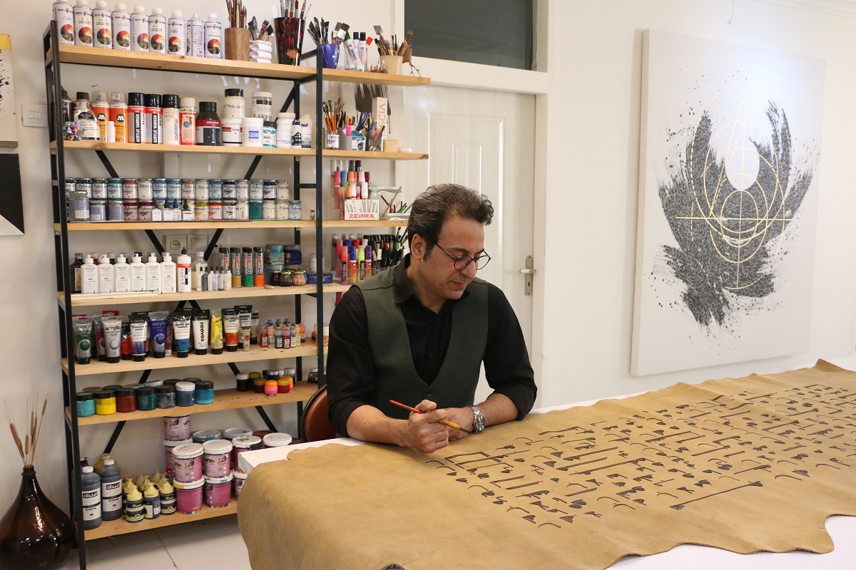 کاظم خراسانی، استاد بینالمللی هنر نقاشیخط کتابت بزرگترین قرآن چرمی با خط کوفی اولیه را در دست دارد کاظم خراسانی، استاد بینالمللی هنر نقاشیخط کتابت بزرگترین قرآن چرمی با خط کوفی اولیه را در دست دارد