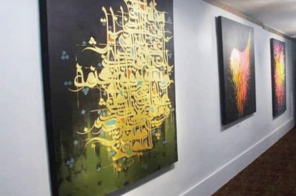 کاظم خراسانی، استاد بینالمللی هنر نقاشیخط کتابت بزرگترین قرآن چرمی با خط کوفی اولیه را در دست دارد کاظم خراسانی، استاد بینالمللی هنر نقاشیخط کتابت بزرگترین قرآن چرمی با خط کوفی اولیه را در دست دارد