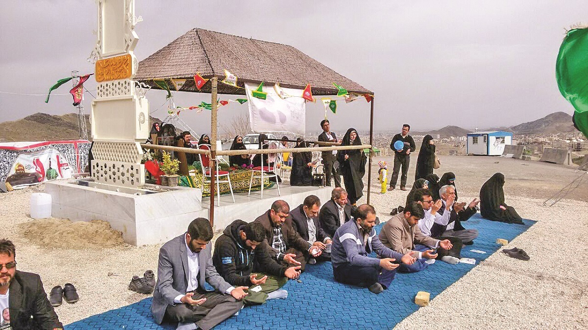 مراسم دعا بر سر مزار شهید جهانی در پارک خورشید مراسم دعا بر سر مزار شهید جهانی در پارک خورشید