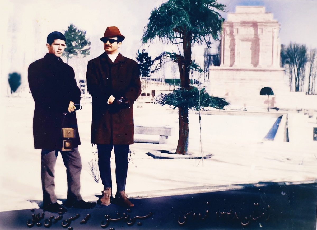 محمدحسین تقویگیلانی همراه با حسین توفیق شاعر و نویسنده و طنزپرداز مجله «توفیق» محمدحسین تقویگیلانی همراه با حسین توفیق شاعر و نویسنده و طنزپرداز مجله «توفیق»