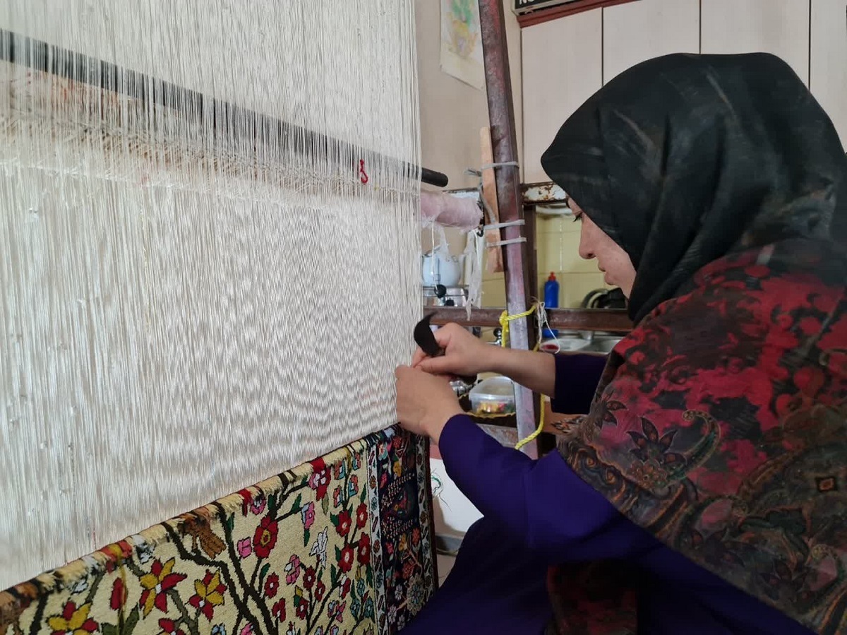 هنرمند ترکمن مشهد، پای دار قالی بزرگ شده است
