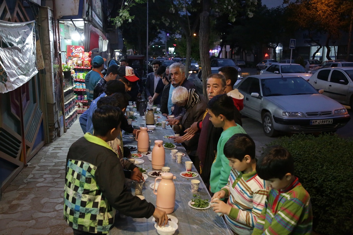 ۷ سال است سفره افطار مردمی در خیابان شهید بهشتی میزبان اهالی و رهگذران است