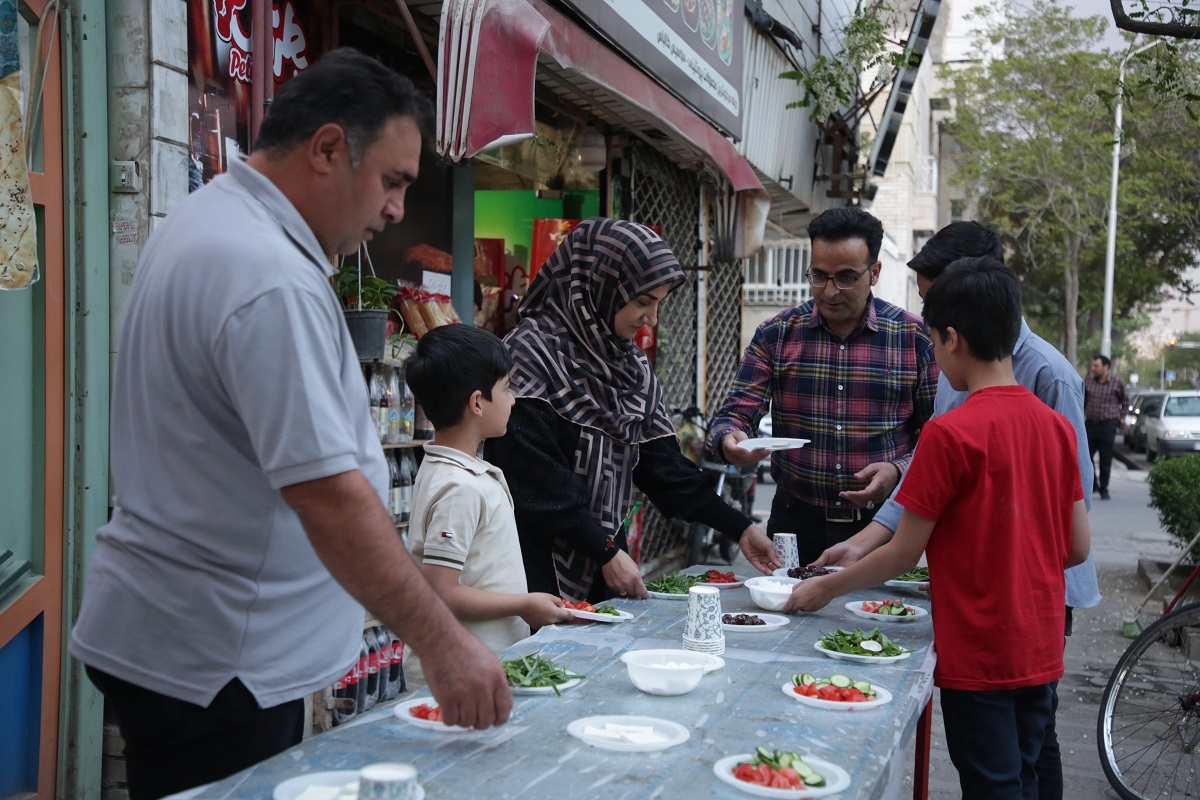 ۷ سال است سفره افطار مردمی در خیابان شهید بهشتی میزبان اهالی و رهگذران است