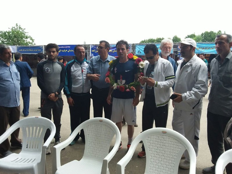 محسن کریمی راد با دویدن معکوس رکوردشکنی میکند محسن کریمی راد با دویدن معکوس رکوردشکنی میکند