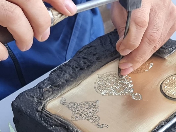 اجرای آیین حکاکی دعای شرفالشمس به روایت قلمزنان مجموعه تاریخی مصلی اجرای آیین حکاکی دعای شرفالشمس به روایت قلمزنان مجموعه تاریخی مصلی