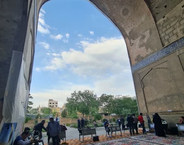 اجرای آیین حکاکی دعای شرفالشمس به روایت قلمزنان مجموعه تاریخی مصلی اجرای آیین حکاکی دعای شرفالشمس به روایت قلمزنان مجموعه تاریخی مصلی