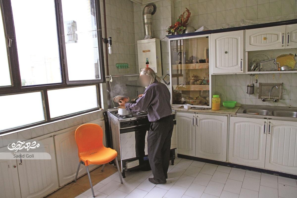 صابر هم پرستار است، هم مددکار، هم کدبانوی خانه و هم پدر و سرپناه خانواده صابر هم پرستار است، هم مددکار، هم کدبانوی خانه و هم پدر و سرپناه خانواده