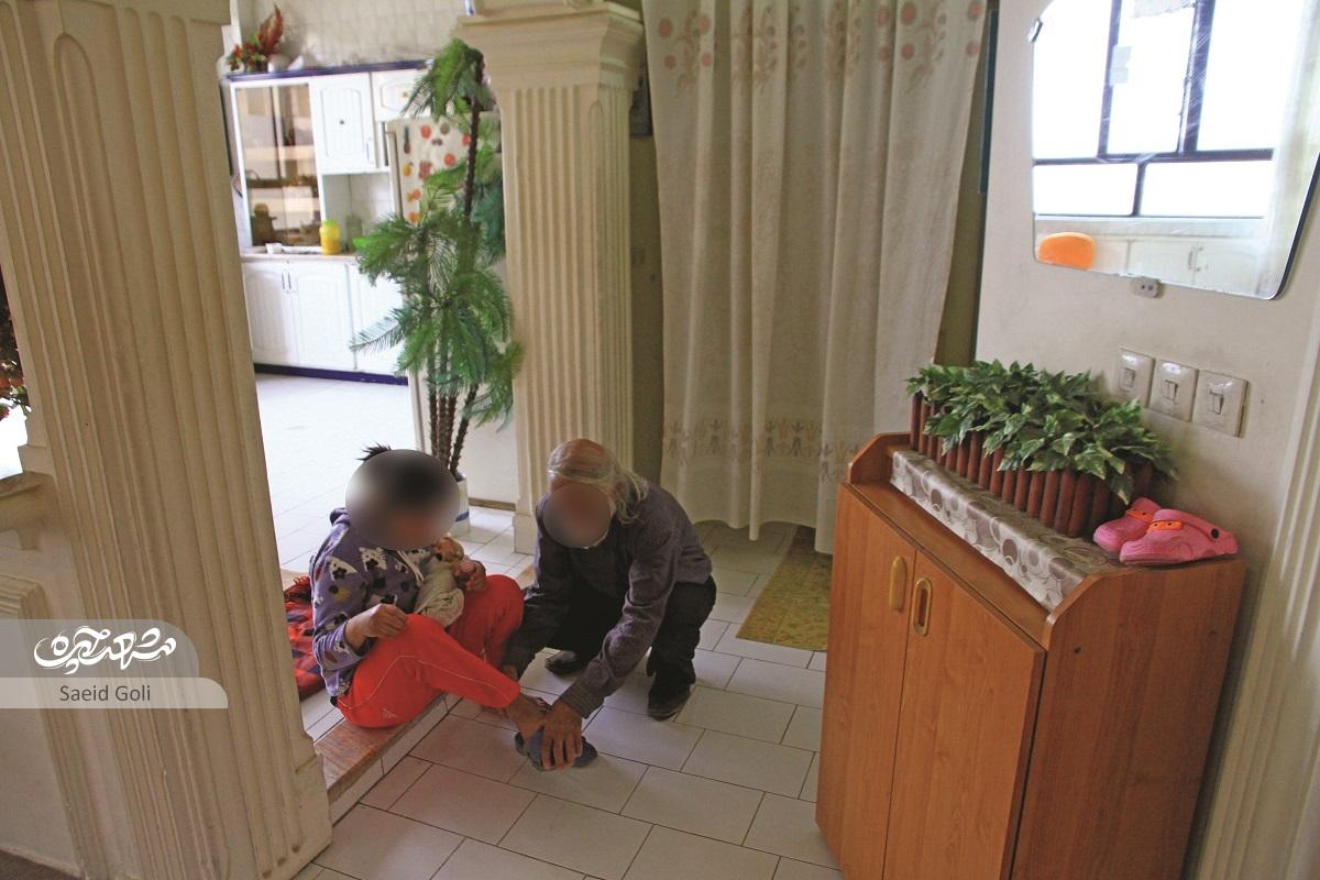 صابر هم پرستار است، هم مددکار، هم کدبانوی خانه و هم پدر و سرپناه خانواده صابر هم پرستار است، هم مددکار، هم کدبانوی خانه و هم پدر و سرپناه خانواده