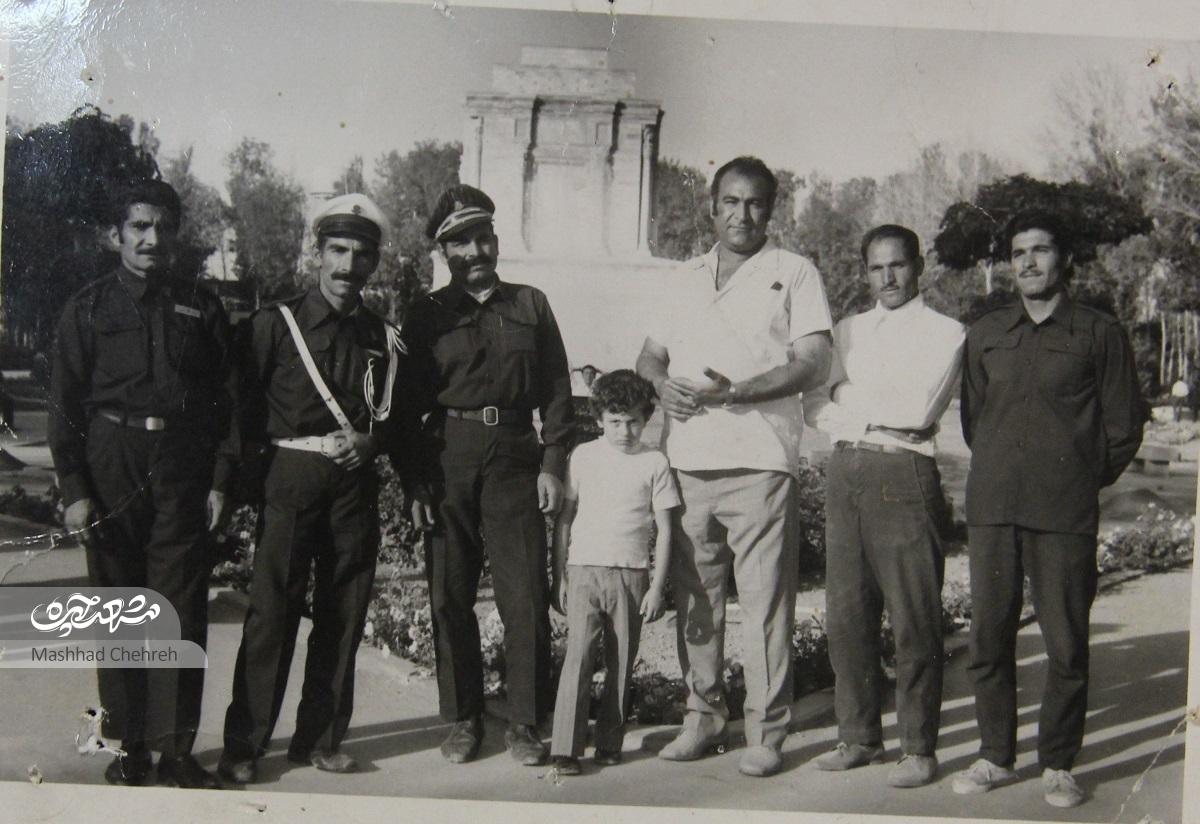 شاه غلام معمار، بنای آرامگاه نفر سوم از سمت راست، قاسم ارفع نفر سوم از سمت چپ پهلوان قاسم ارفع میگوید «فردوسی» را من دفن کردم