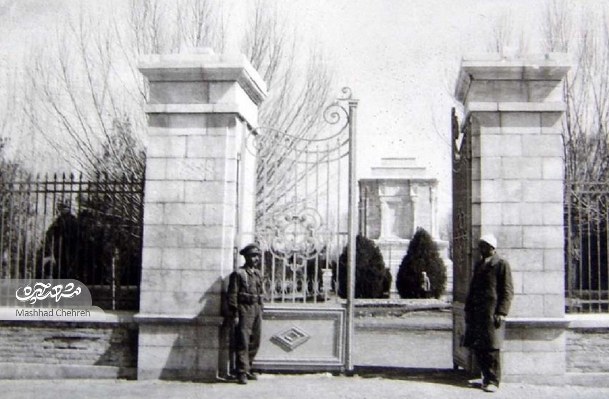 قاسم ارفع، سال 49 در حال نگهبانی از در ورودی آرامگاه فردوسی قاسم ارفع، سال 49 در حال نگهبانی از در ورودی آرامگاه فردوسی