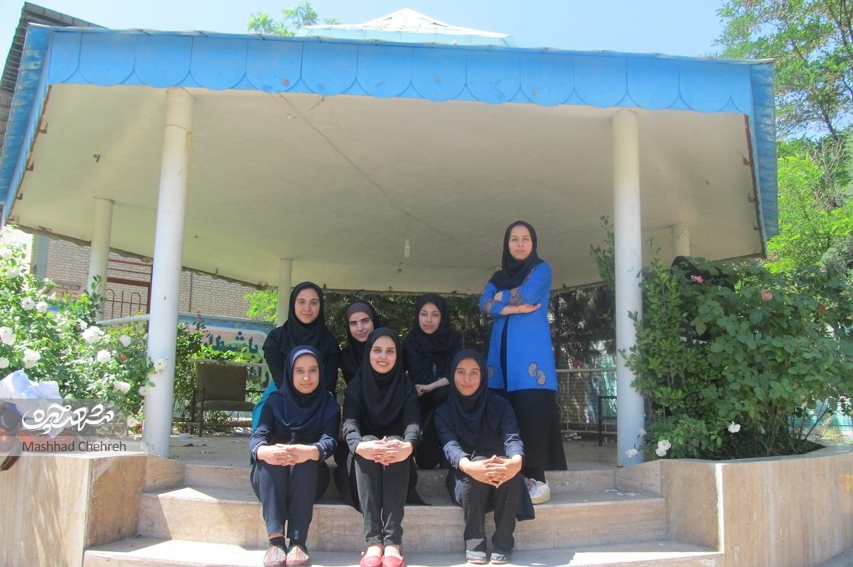 تا مرحله مسابقات تئاتر ناحیه خودمان کارگردانی می‌کردیم