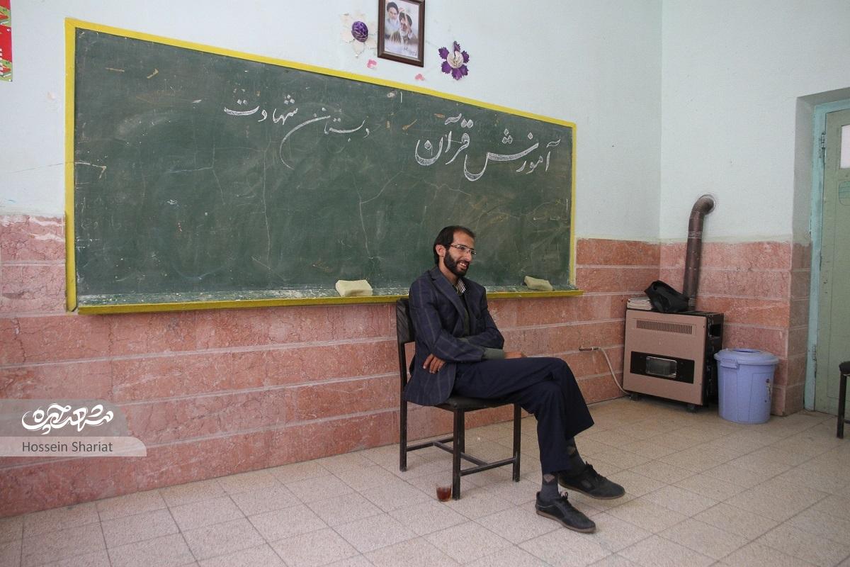 سعید کربلایی از چناران برای آموزش رایگان قرآن به محله فردوسی می‌آید