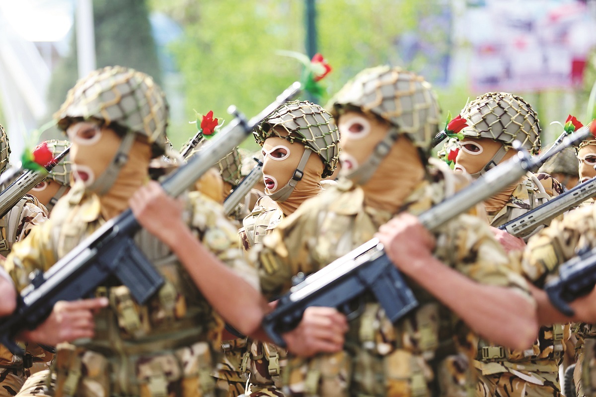 طبل بزرگ زیر پای چپ دسته موزیک