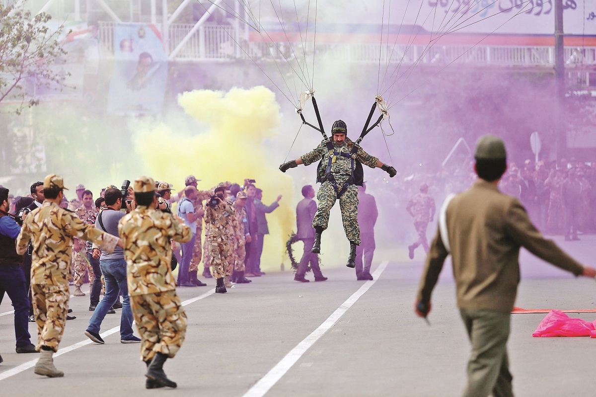 طبل بزرگ زیر پای چپ دسته موزیک