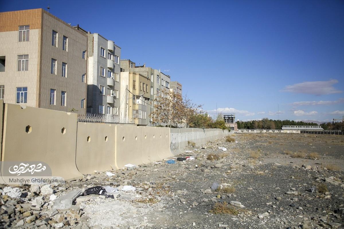 معبری در محاصره اراضی رهاشده رازی معبری در محاصره اراضی رهاشده رازی