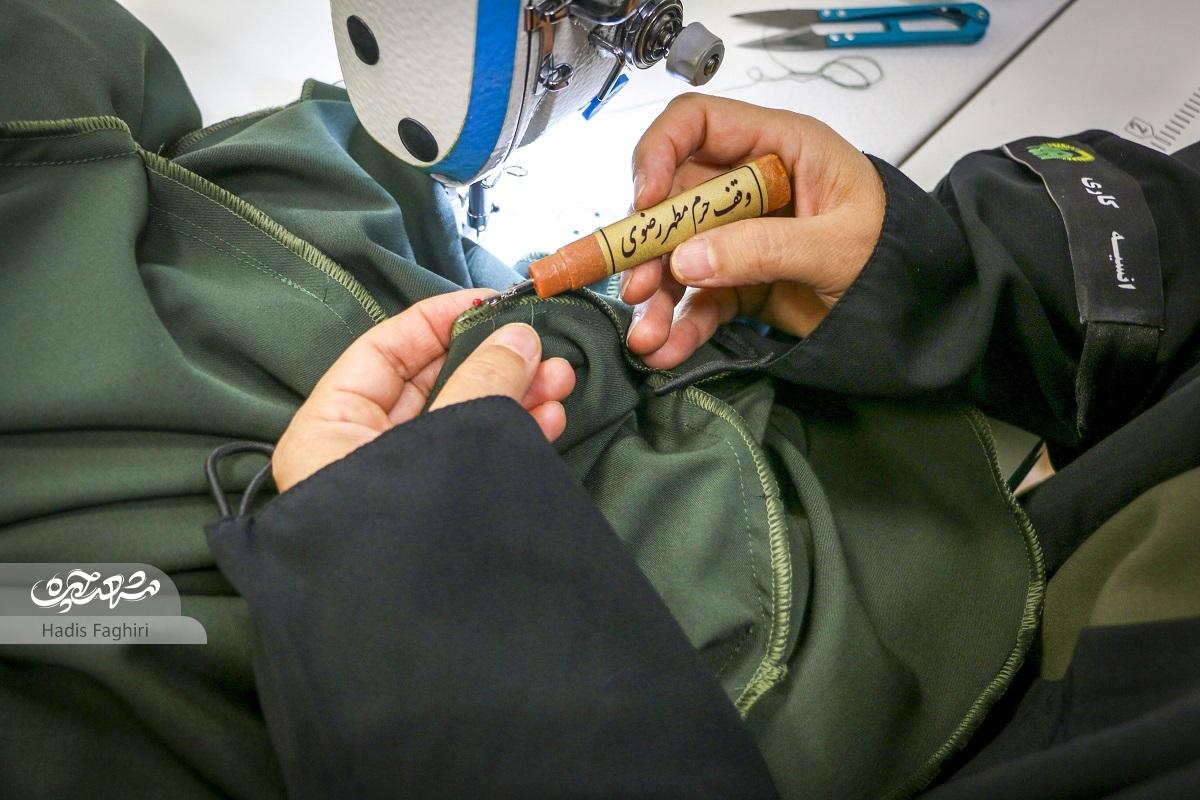 کارگاهی در حرممطهر که با هنر دست زنان خادم میچرخد کارگاهی در حرممطهر که با هنر دست زنان خادم میچرخد