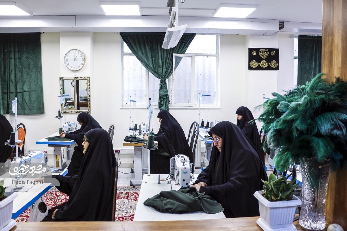 کارگاهی در حرممطهر که با هنر دست زنان خادم میچرخد کارگاهی در حرممطهر که با هنر دست زنان خادم میچرخد