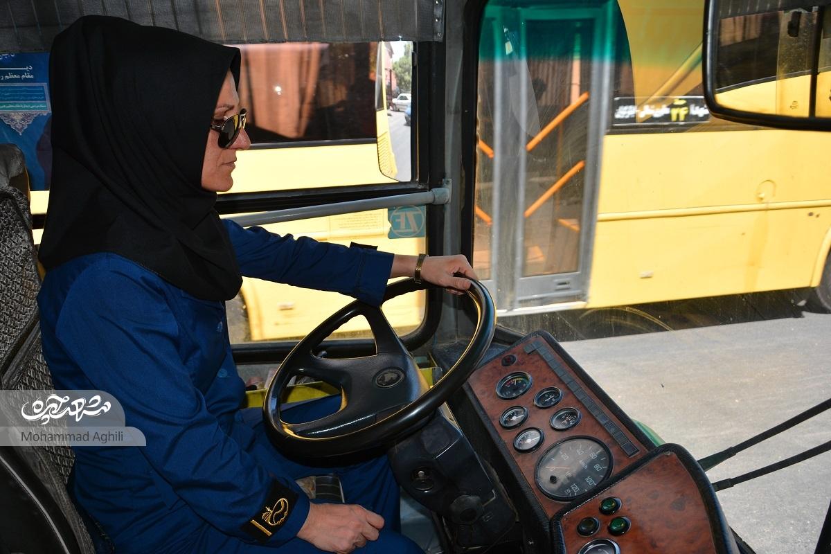 رانندگی در خط وکیلآباد به حرم آروزی بانوی راننده اتوبوس مشهدی است رانندگی در خط وکیلآباد به حرم آروزی بانوی راننده اتوبوس مشهدی است