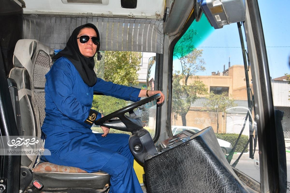 رانندگی در خط وکیلآباد به حرم آروزی بانوی راننده اتوبوس مشهدی است رانندگی در خط وکیلآباد به حرم آروزی بانوی راننده اتوبوس مشهدی است