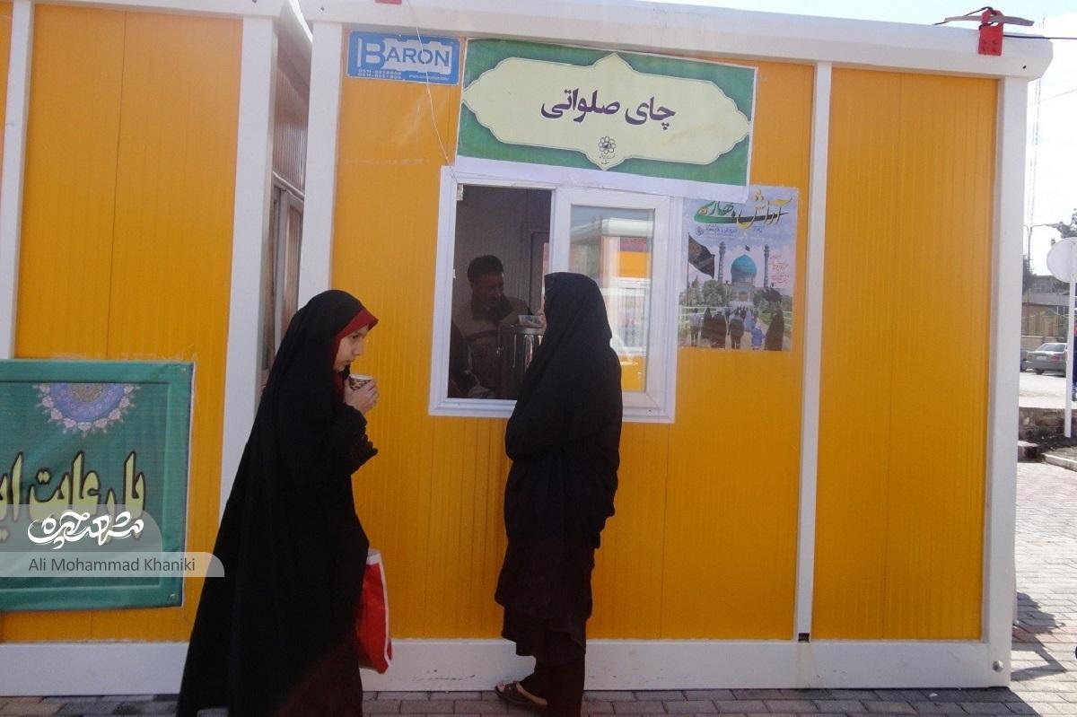 فتحا... آزادی، کارگر نمونه منطقه،13ساله در ورودی شهر چای دست زائران می دهد فتحا... آزادی، کارگر نمونه منطقه،13ساله در ورودی شهر چای دست زائران می دهد