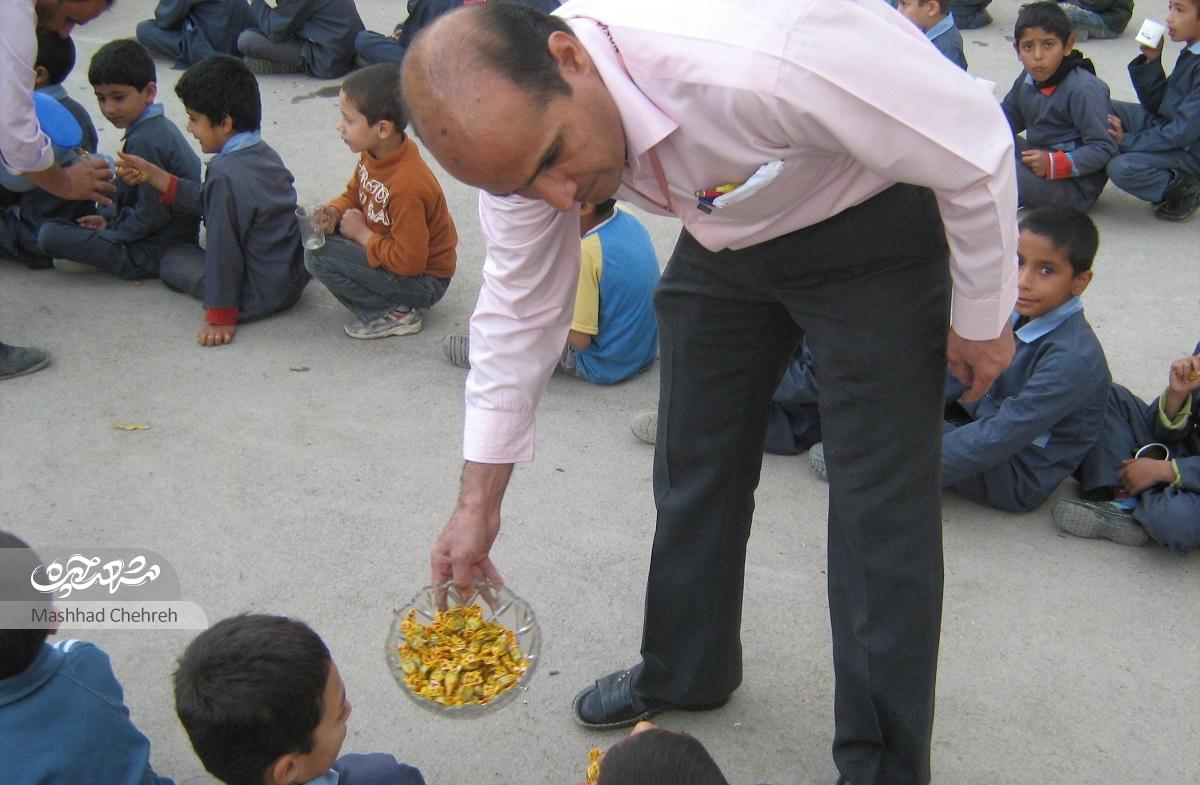 علیاصغر ساعیطرقی؛ «معلم شکلاتی» دانشآموزان حاشیه شهر است علیاصغر ساعیطرقی؛ «معلم شکلاتی» دانشآموزان حاشیه شهر است