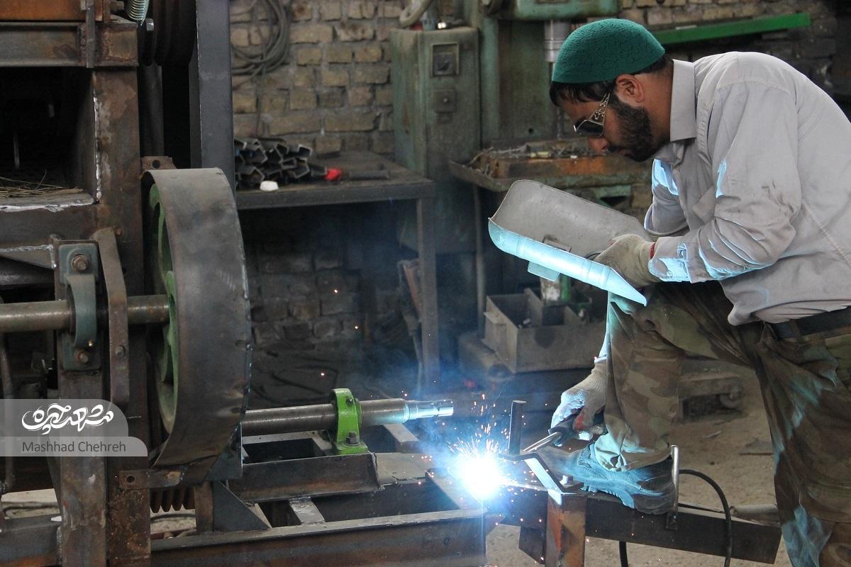 خانواده رضوی با کمترین امکانات، تجهیزات کشاورزی پیشرفته میسازند خانواده رضوی با کمترین امکانات، تجهیزات کشاورزی پیشرفته میسازند