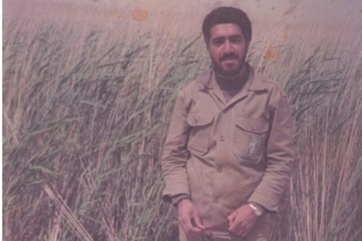 همرزم شهید کاوه، دو دهه است که در حرم خادمی میکند همرزم شهید کاوه، دو دهه است که در حرم خادمی میکند