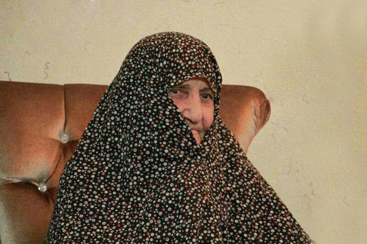 نگاهی به زندگی «اشرف‌سادات سید‌آبادی» که نسل در نسل به سلسله سادات رضوی می‌رسیدند.