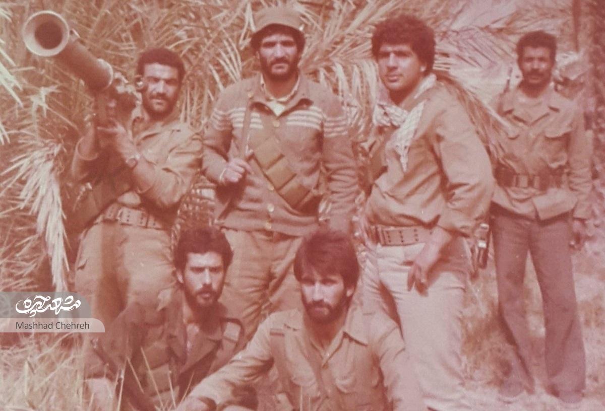 غلامرضا لشکری در روزهای انقلاب به عنوان انتظامات تظاهرات کنندگان فعالیت داشته است غلامرضا لشکری در روزهای انقلاب به عنوان انتظامات تظاهرات کنندگان فعالیت داشته است