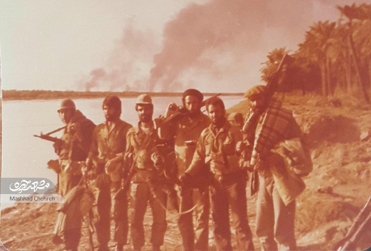 غلامرضا لشکری در روزهای انقلاب به عنوان انتظامات تظاهرات کنندگان فعالیت داشته است غلامرضا لشکری در روزهای انقلاب به عنوان انتظامات تظاهرات کنندگان فعالیت داشته است