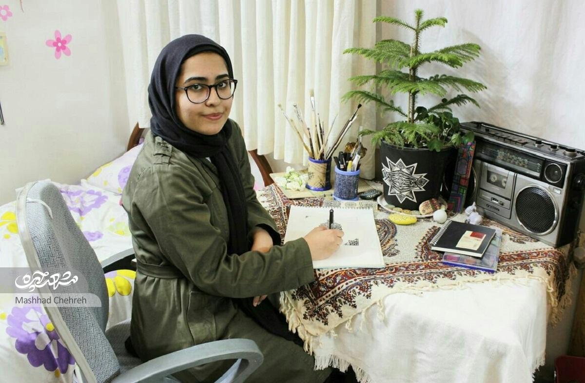 زهرا قیصری، هنرمند تذهیب کاری است که آثار خلاقانهای خلق میکند زهرا قیصری، هنرمند تذهیب کاری است که آثار خلاقانهای خلق میکند