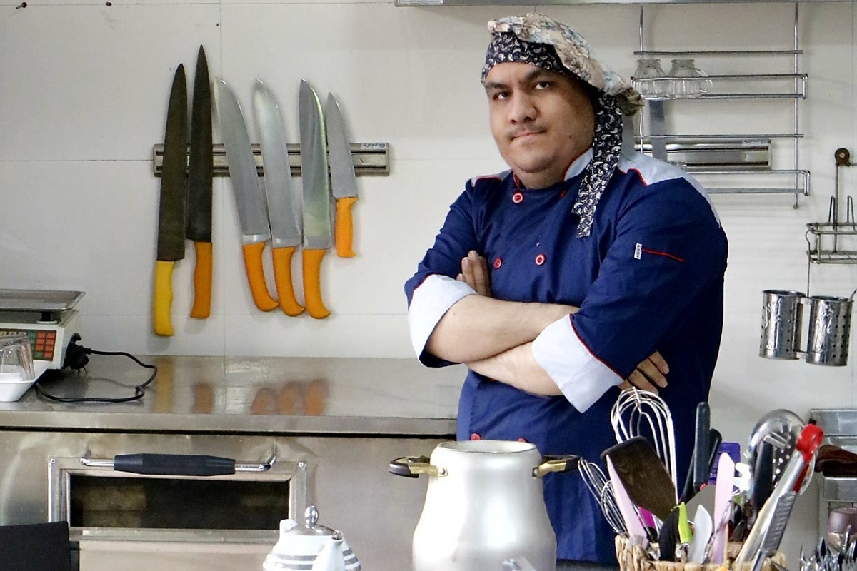 مرتضی چینیفروش علاقه خاصی به پخت غذاهای ملل دارد مرتضی چینیفروش علاقه خاصی به پخت غذاهای ملل دارد