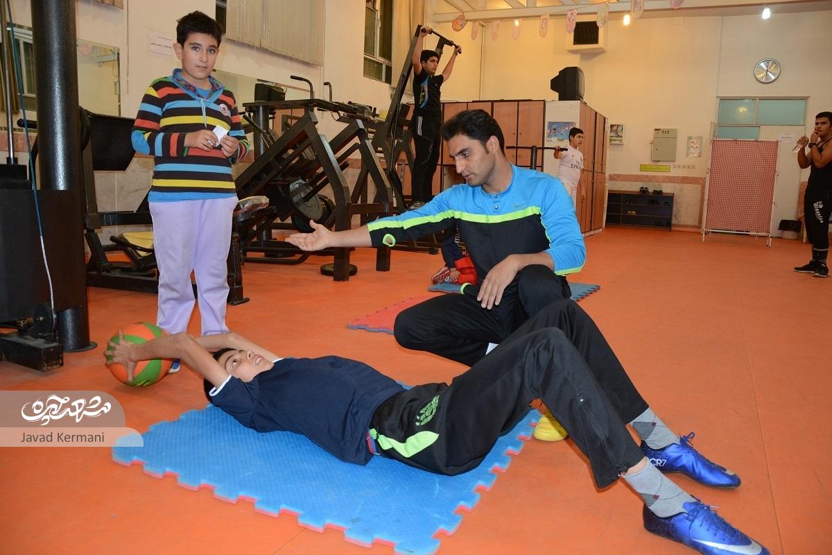 امین عصمتپناه، روش متفاوتی را در معلمی ورزش پیش گرفته است امین عصمتپناه، روش متفاوتی را در معلمی ورزش پیش گرفته است