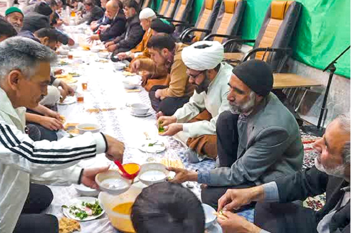 سفره‌های ساده و بی‌ریا در مساجد منطقه ۵