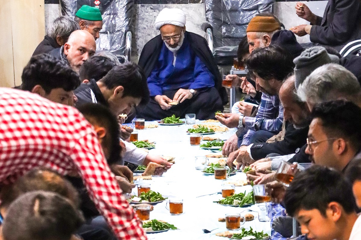 سفره‌های ساده و بی‌ریا در مساجد منطقه ۵