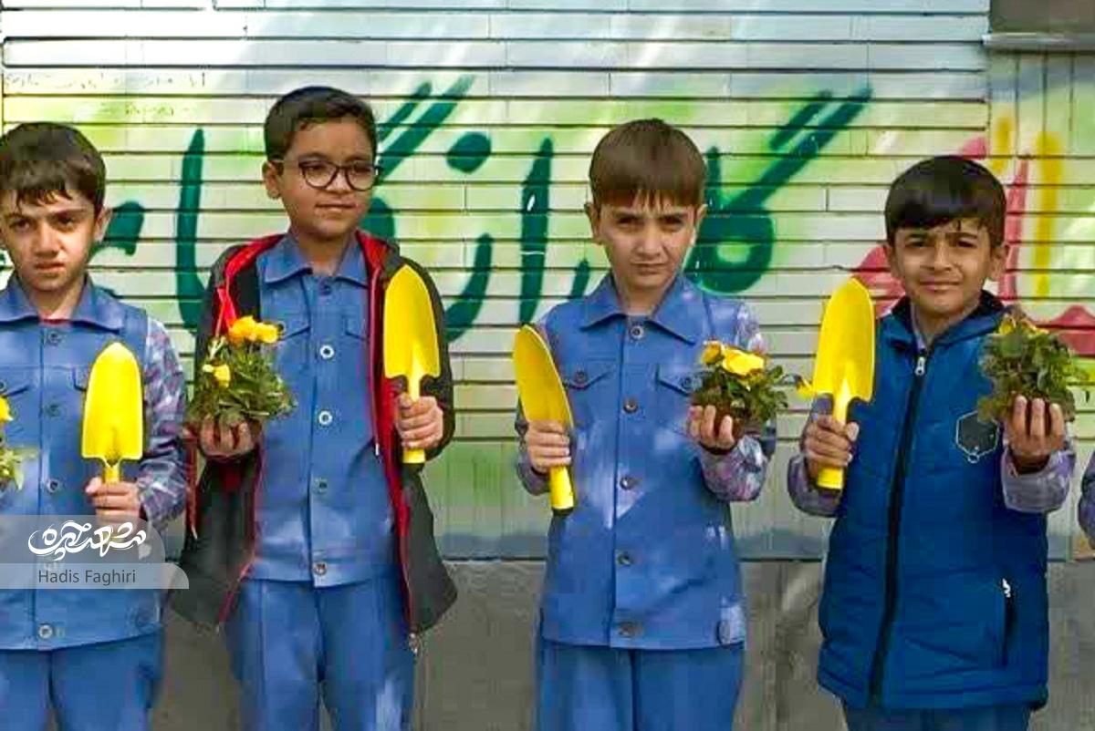 آراستن طاووس الهیه به بهار