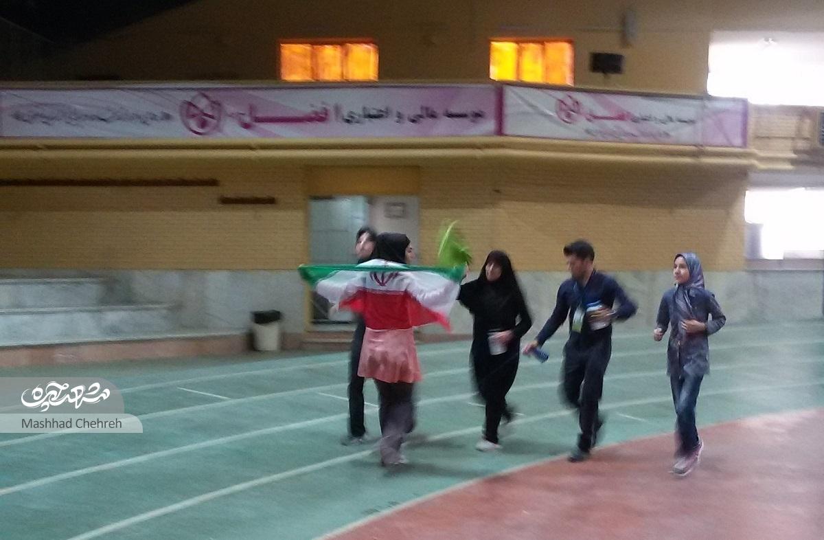 «معصومه بیگدلی» با ثبت رکورد ۴۲ کیلومتر دویدن برعکس رکورددار ایران است «معصومه بیگدلی» با ثبت رکورد ۴۲ کیلومتر دویدن برعکس رکورددار ایران است